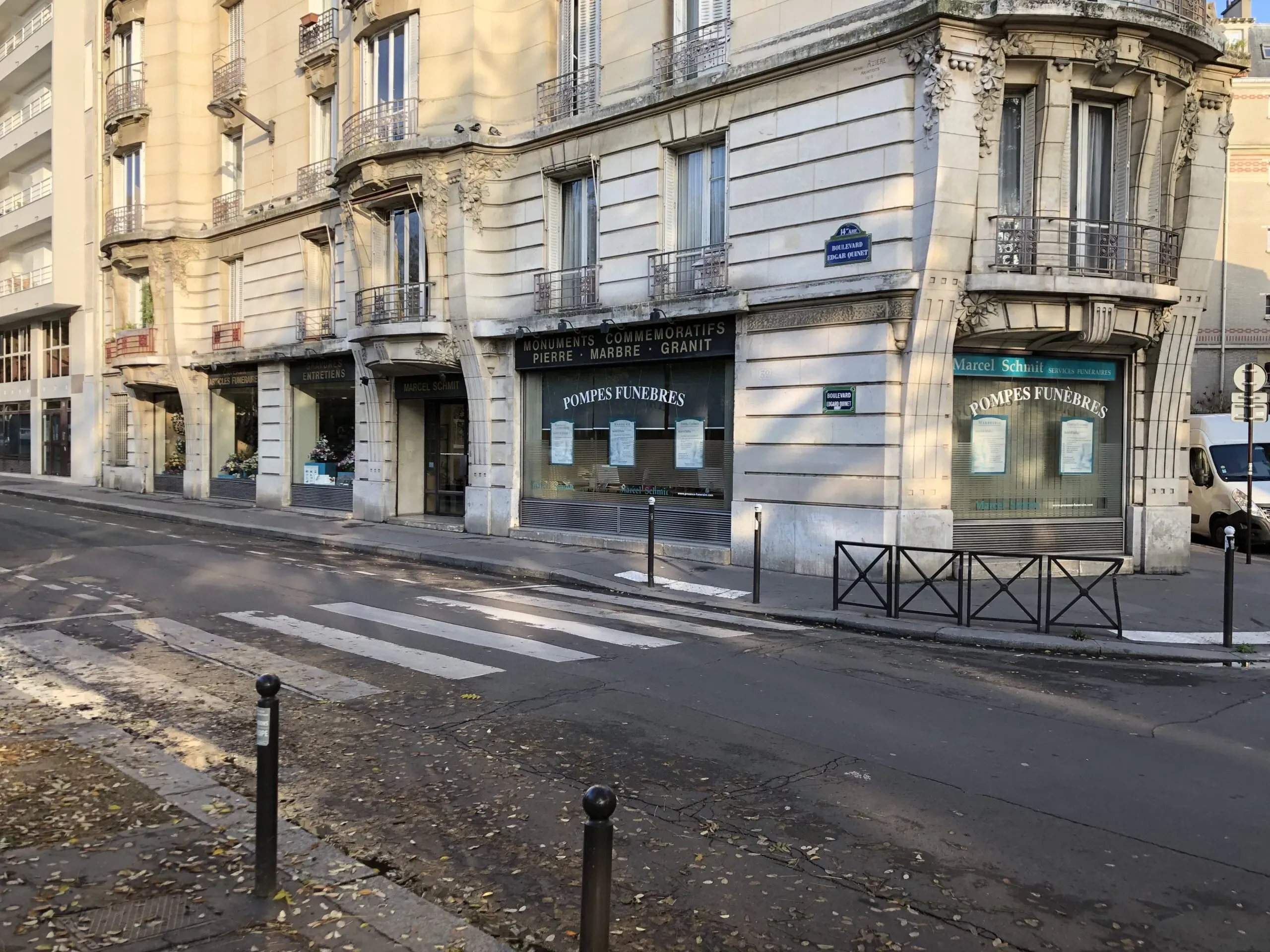 Façade d'un bâtiment d'angle abritant l'agence de pompes funèbres Marcel Schmit.