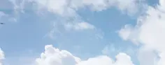 Bannière d'un ciel bleu traversé par de fins nuages blancs légers et brumeux.