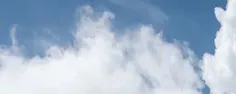 Bannière d'un ciel bleu traversé par de fins nuages blancs légers et brumeux.