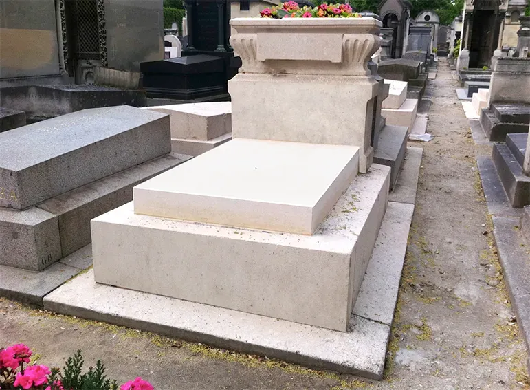Monument funéraire entièrement nettoyé, restauré et fleuri après l'intervention d'entretien.