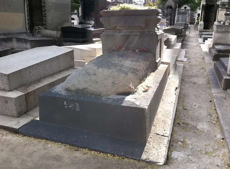 Monument funéraire dégradé et encrassé avant rénovation et nettoyage.