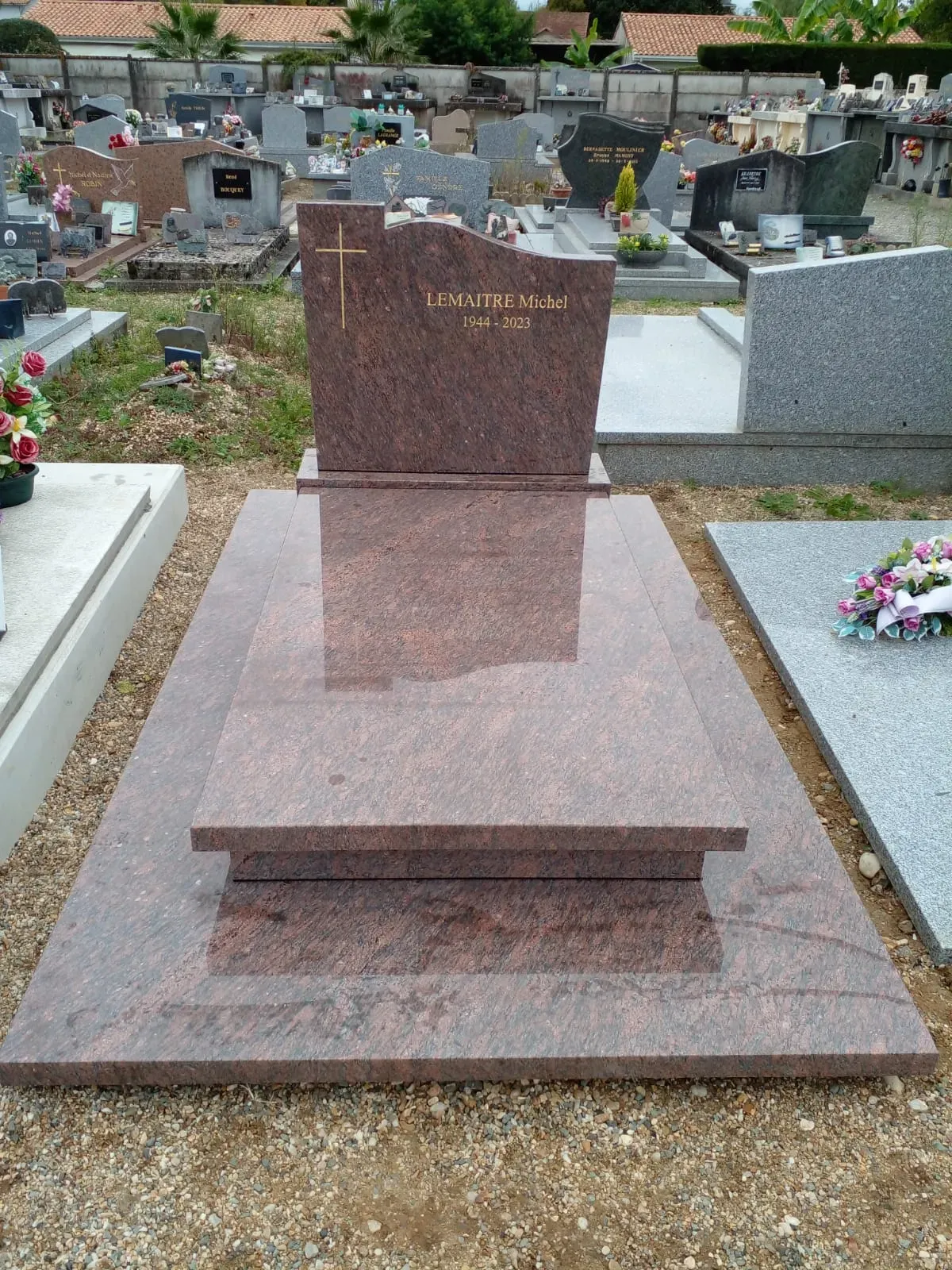 Monument funéraire en granit rose poli.